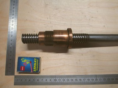 A005 -SLEVA -  Šroub +  matice TR 24 x 5 bronz