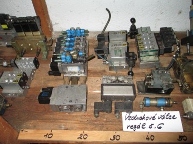 J006 - Vzduch - regál č. 6