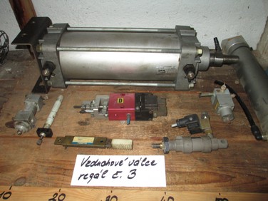 J003 - Vzduch - regál č. 3